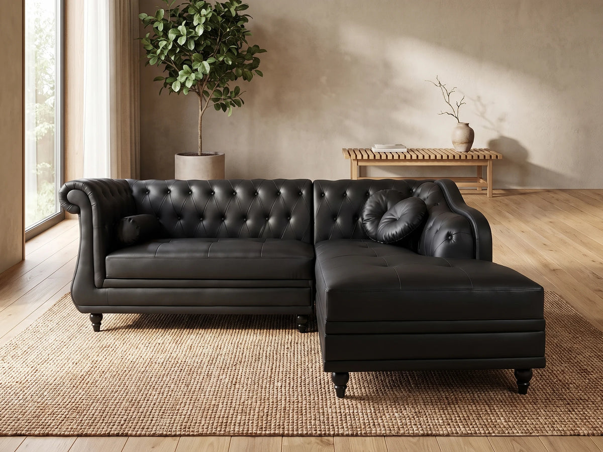 Canapé d'angle droit Chesterfield 5 places en simili cuir noir EMPIRE dans un salon japandi moderne aux tons beige et bois clair