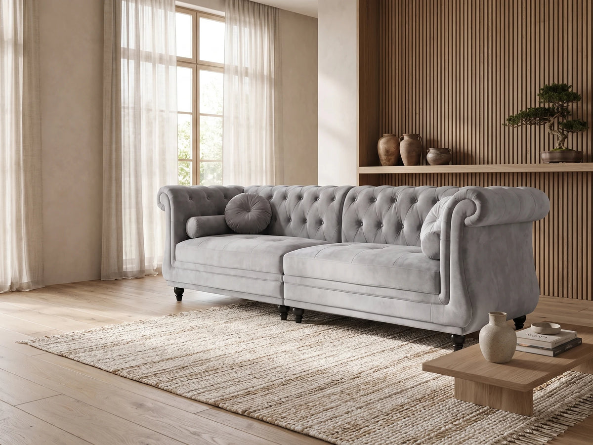 Canapé d'angle droit Chesterfield 5 places en velours argenté EMPIRE dans un salon japandi moderne aux tons beige et bois clair
