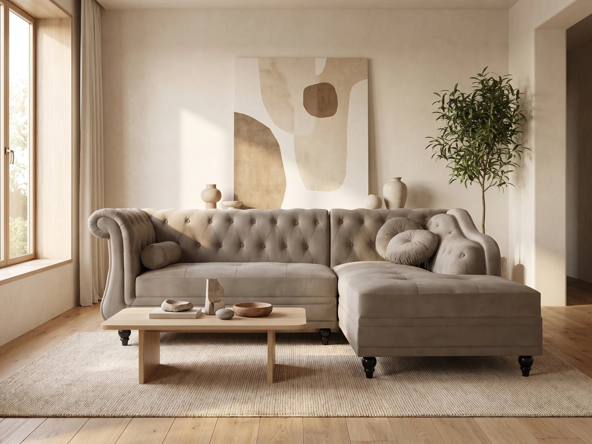 Canapé d'angle droit Chesterfield 5 places en velours taupe EMPIRE dans un salon japandi moderne aux tons beige et bois clair
