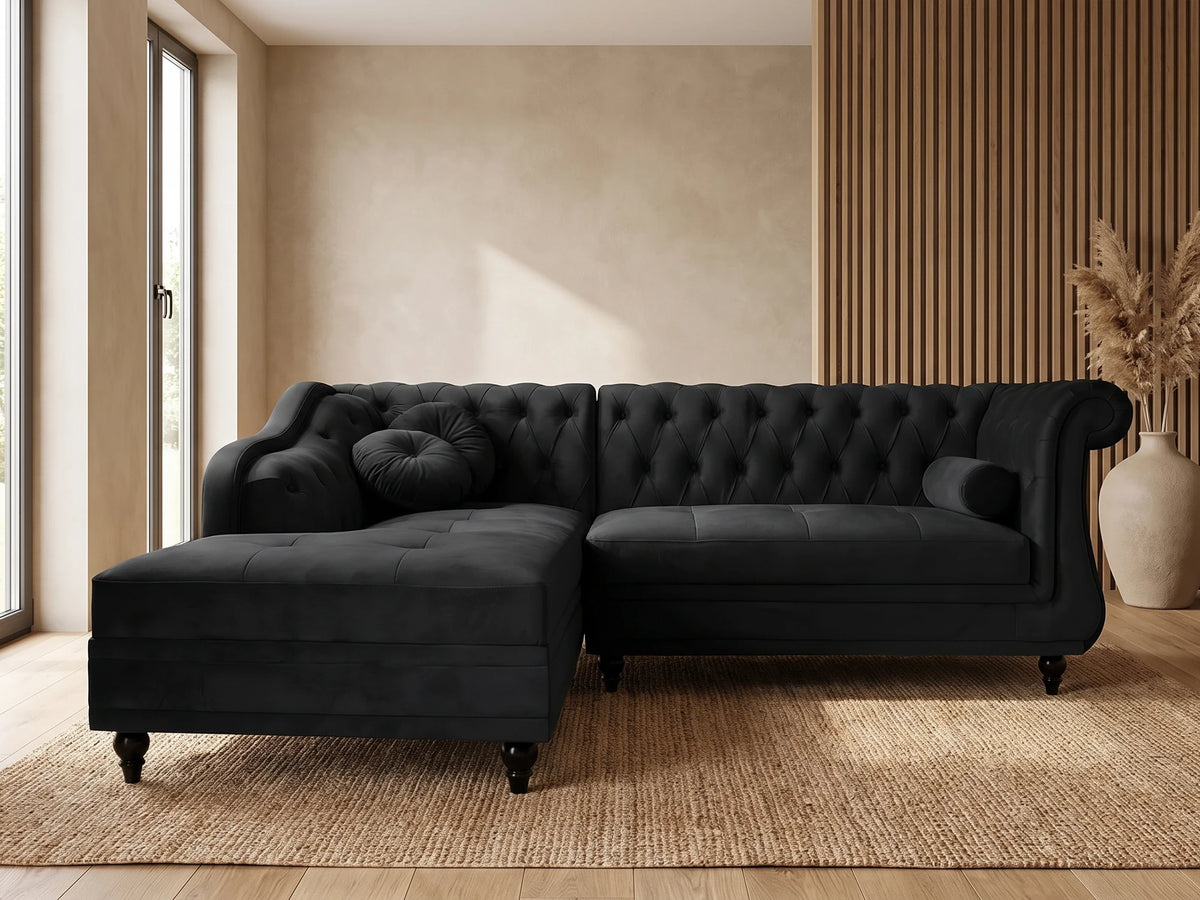 Canapé d'angle gauche Chesterfield 5 places en velours noir EMPIRE dans un salon japandi moderne aux tons beige et bois clair