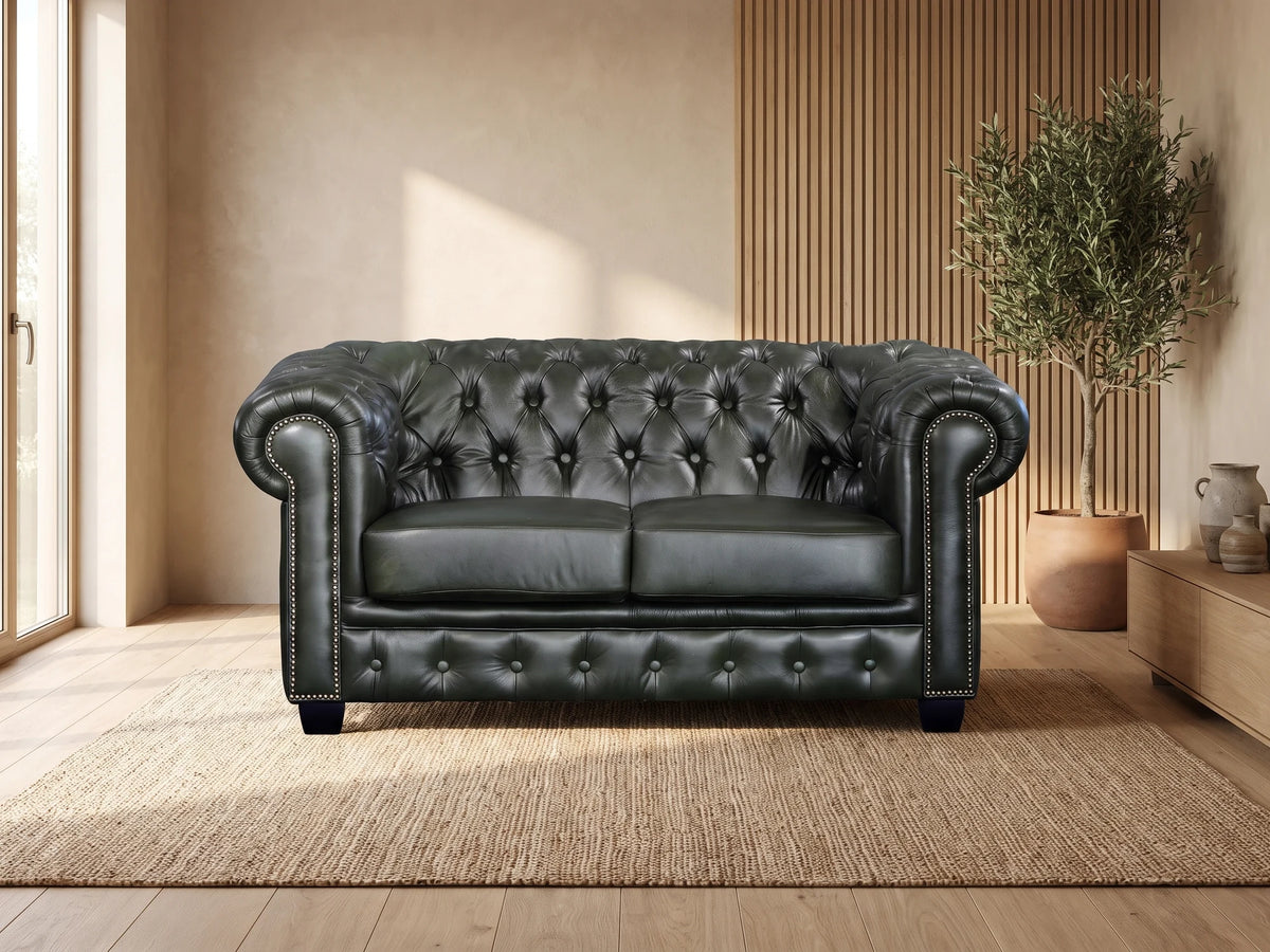 Canapé Chesterfield 2 places en cuir de buffle vert sapin BRENTON dans un salon japandi moderne aux tons beige et bois clair