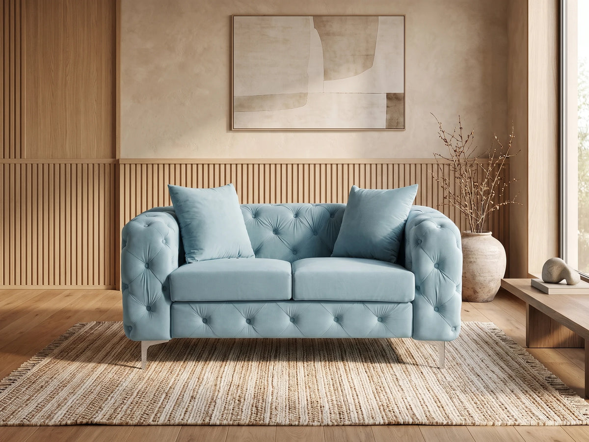 Canapé Chesterfield 2 places en velours bleu ciel EDWINA dans un salon japandi moderne aux tons beige et bois clair