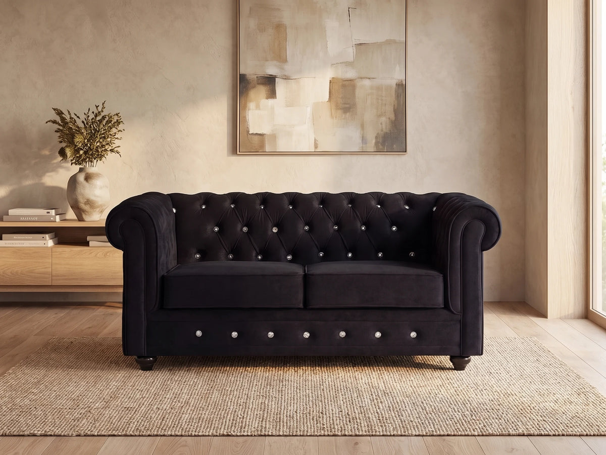 Canapé Chesterfield 2 places en velours noir CRYSTAL dans un salon japandi moderne aux tons beige et bois clair
