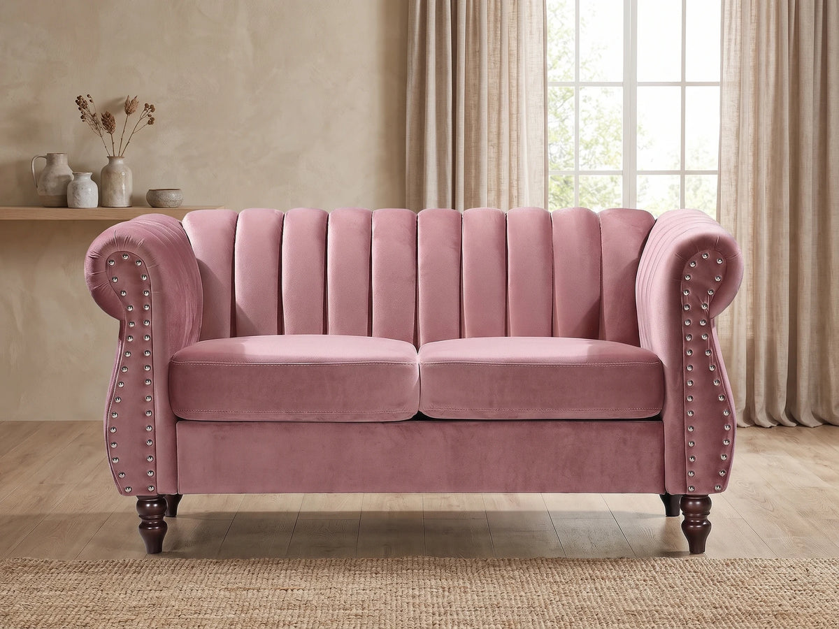 Canapé Chesterfield 2 places en velours rose poudré TRUMBO dans un salon japandi moderne aux tons beige et bois clair