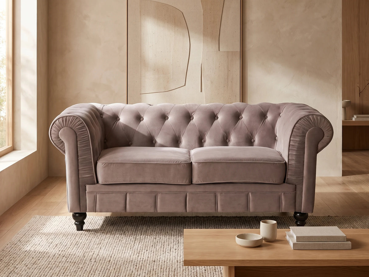 Canapé Chesterfield 2 places en velours taupe ALTESSE dans un salon japandi moderne aux tons beige et bois clair