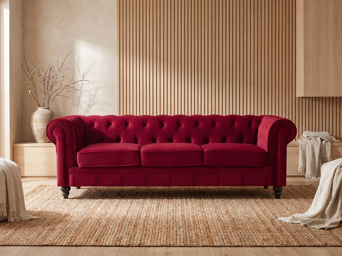 Canapé Chesterfield 3 places en velours rouge ALTESSE dans un salon japandi moderne aux tons beige et bois clair