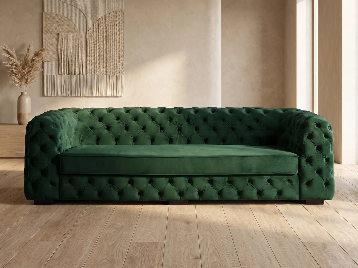 Canapé Chesterfield 3 places en velours vert sapin STANLEY dans un salon japandi moderne aux tons beige et bois clair