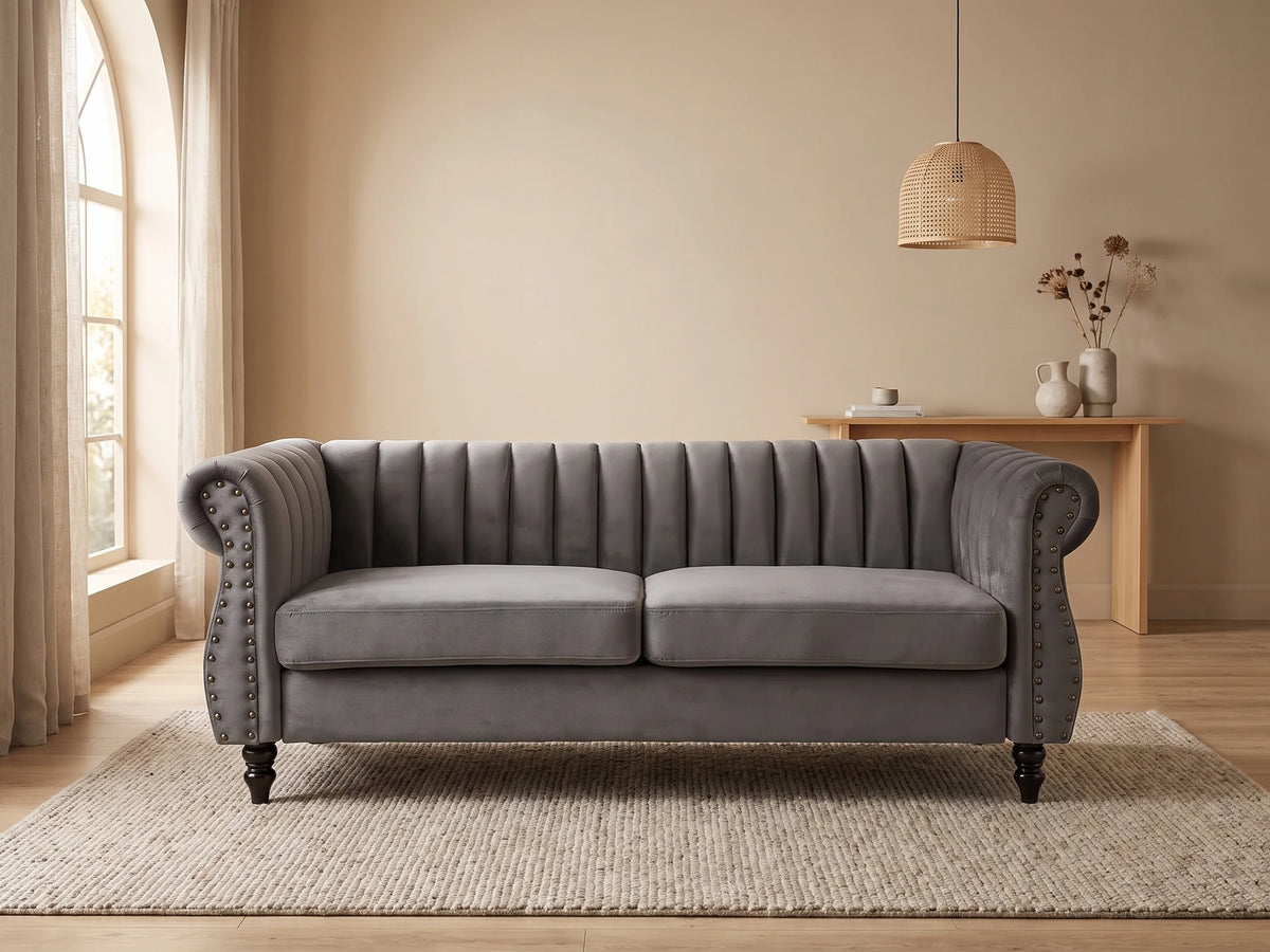 Canapé Chesterfield 3 places en velours gris TRUMBO dans un salon japandi moderne aux tons beige et bois clair