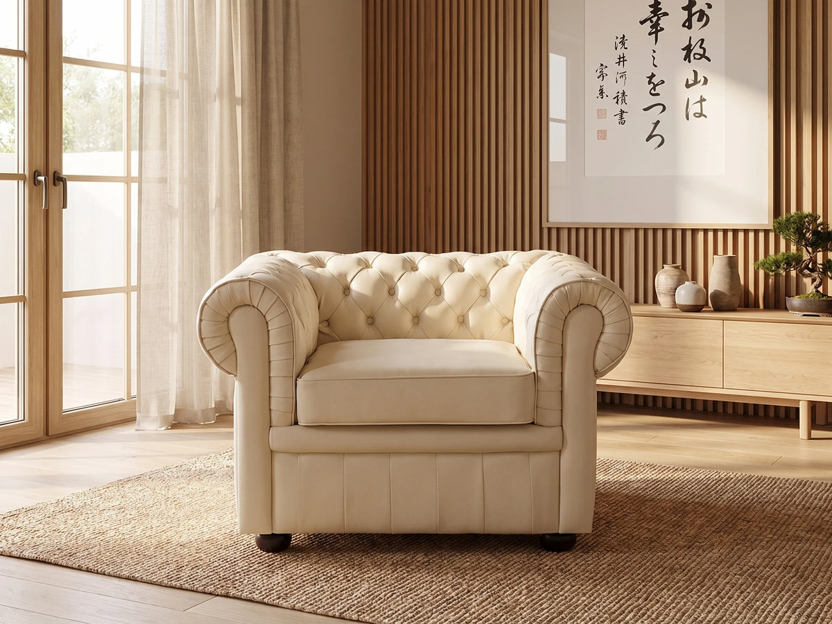 Fauteuil Chesterfield 1 place en cuir beige HARLOW dans un salon japandi moderne aux tons beige et bois clair
