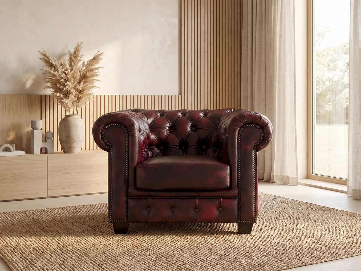 Fauteuil Chesterfield 1 place en cuir de buffle bordeaux BRENTON dans un salon japandi moderne aux tons beige et bois clair