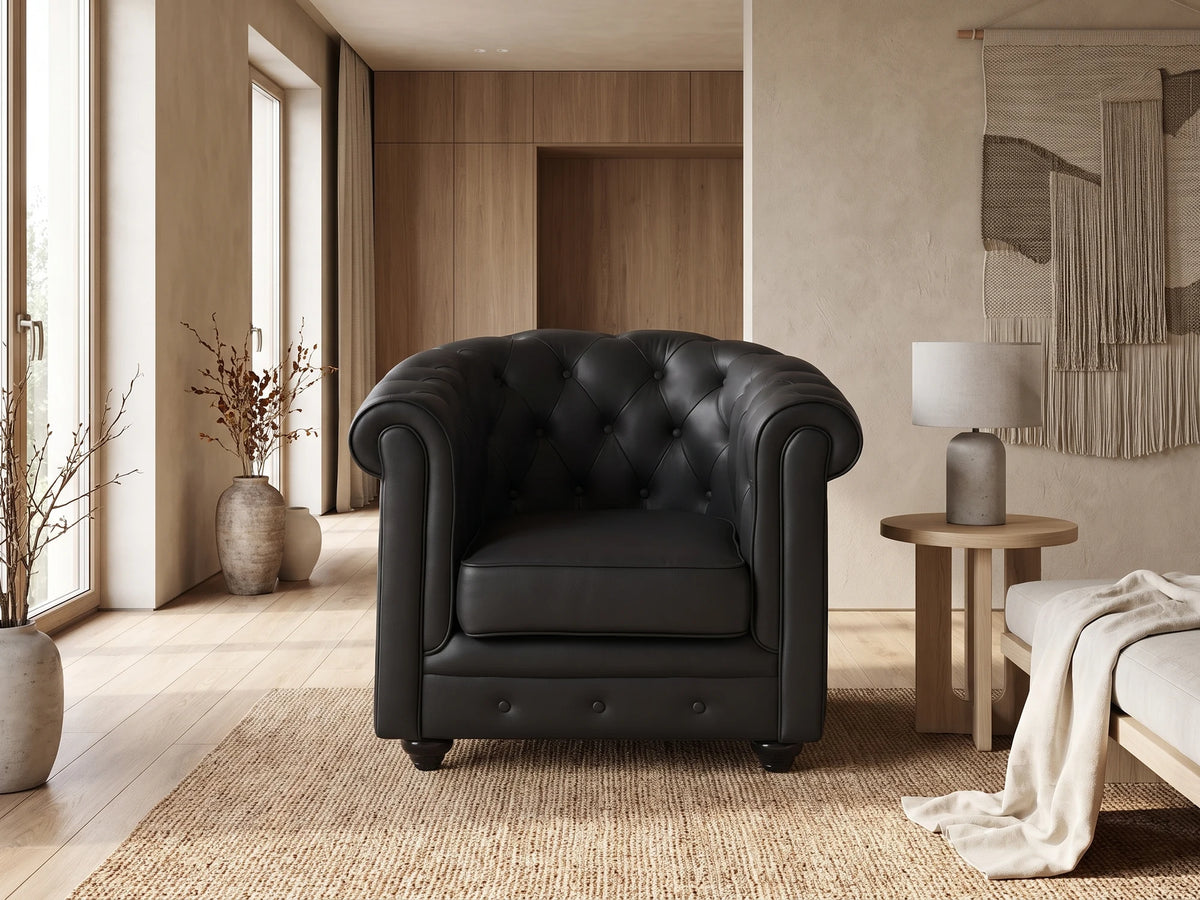 Fauteuil Chesterfield 1 place en cuir de buffle noir BEAUMONT dans un salon japandi moderne aux tons beige et bois clair