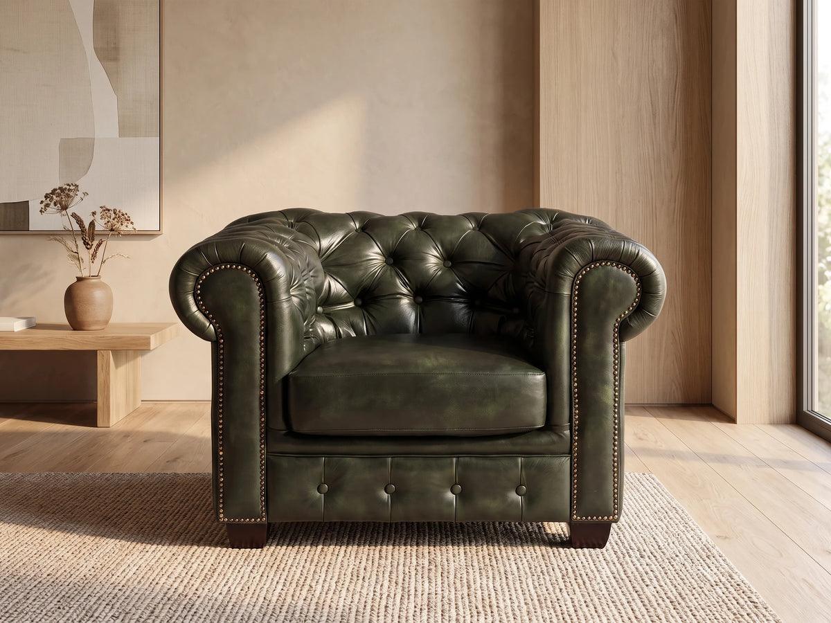 Fauteuil Chesterfield 1 place en cuir de buffle vert sapin BRENTON dans un salon japandi moderne aux tons beige et bois clair