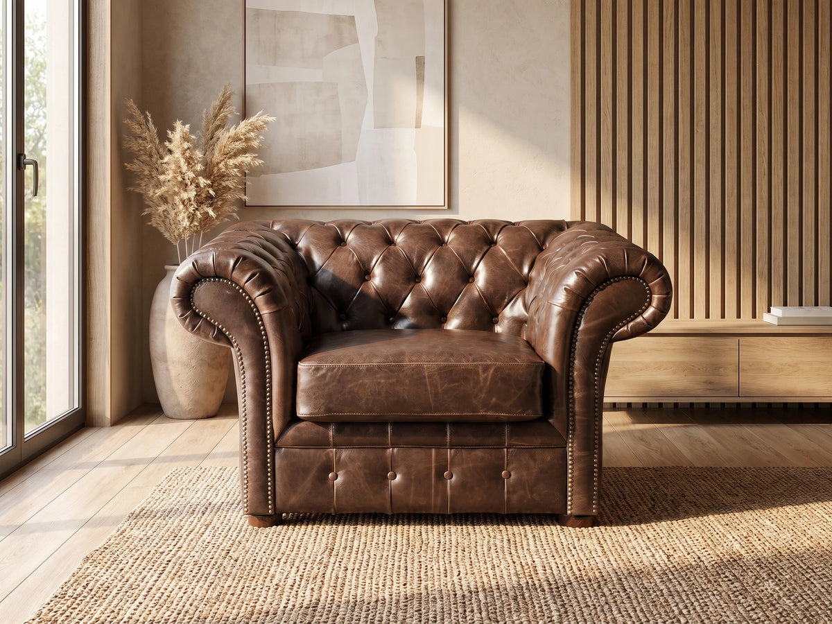 Fauteuil Chesterfield 1 place en cuir vieilli marron chocolat CLOTAIRE dans un salon japandi moderne aux tons beige et bois clair