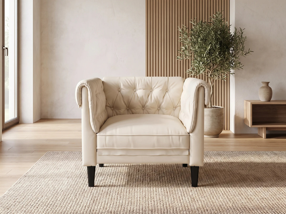 Fauteuil Chesterfield 1 place en lin crème LINFIELD dans un salon japandi moderne aux tons beige et bois clair