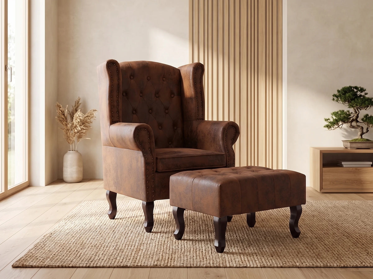 Fauteuil Chesterfield et repose-pieds 1 place en simili daim marron SHELDON dans un salon japandi moderne aux tons beige et bois clair