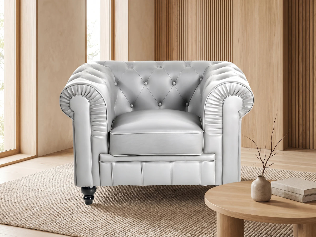 Fauteuil Chesterfield 1 place en simili cuir argenté REGENCY dans un salon japandi moderne aux tons beige et bois clair
