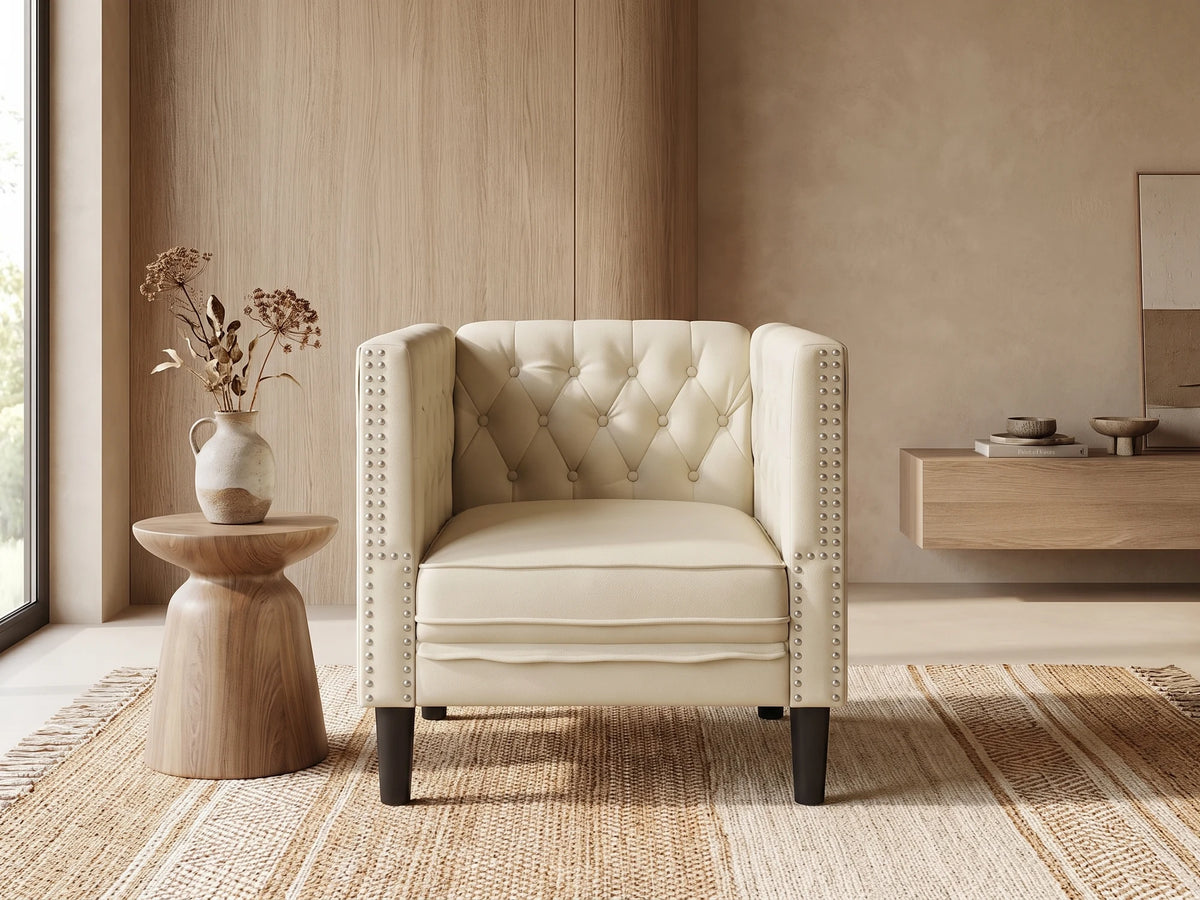 Fauteuil Chesterfield 1 place en simili cuir crème BALFOUR dans un salon japandi moderne aux tons beige et bois clair