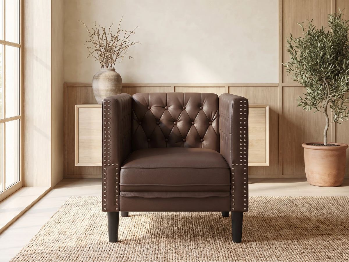 Fauteuil Chesterfield 1 place en simili cuir marron QUENTIN dans un salon japandi moderne aux tons beige et bois clair