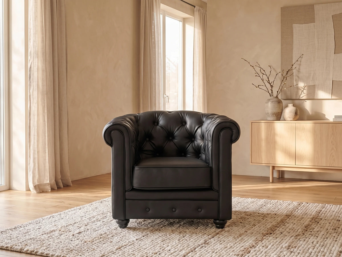 Fauteuil Chesterfield 1 place en simili cuir noir IRVING dans un salon japandi moderne aux tons beige et bois clair