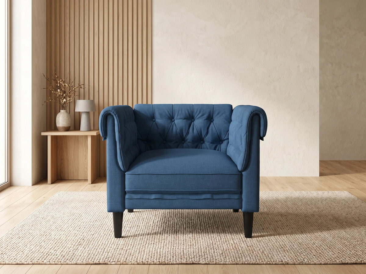 Fauteuil Chesterfield 1 place en tissu bleu COLBY dans un salon japandi moderne aux tons beige et bois clair