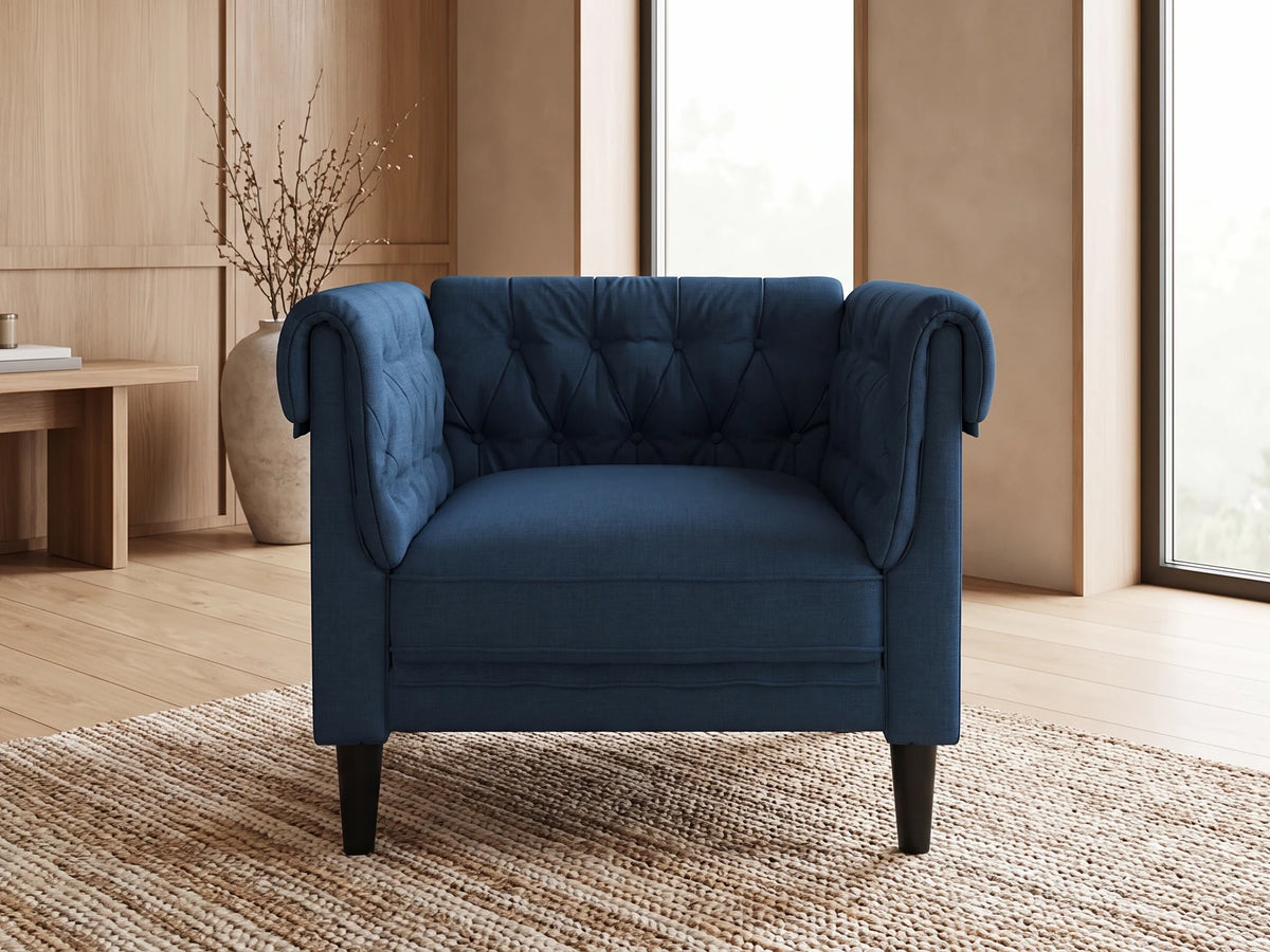 Fauteuil Chesterfield 1 place en tissu bleu MARLOW dans un salon japandi moderne aux tons beige et bois clair