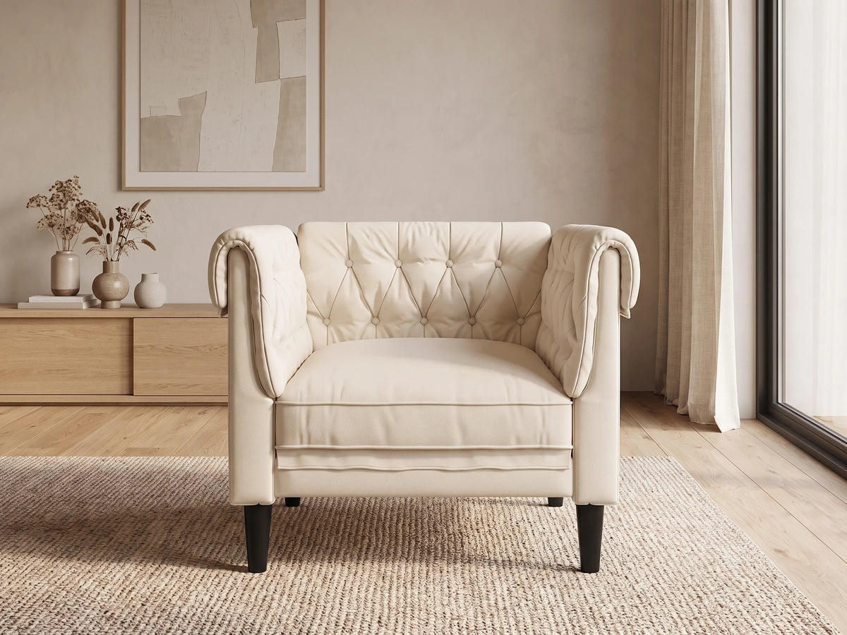 Fauteuil Chesterfield 1 place en tissu crème GALTON dans un salon japandi moderne aux tons beige et bois clair