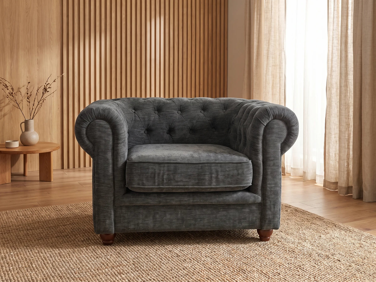 Fauteuil Chesterfield 1 place en tissu gris anthracite chiné YORK dans un salon japandi moderne aux tons beige et bois clair