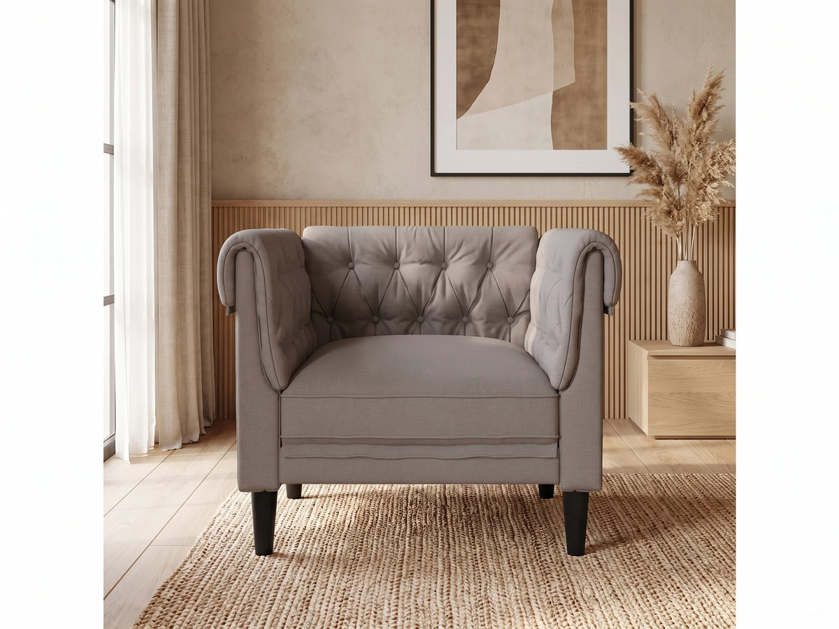 Fauteuil Chesterfield 1 place en tissu taupe RAMSEY dans un salon japandi moderne aux tons beige et bois clair