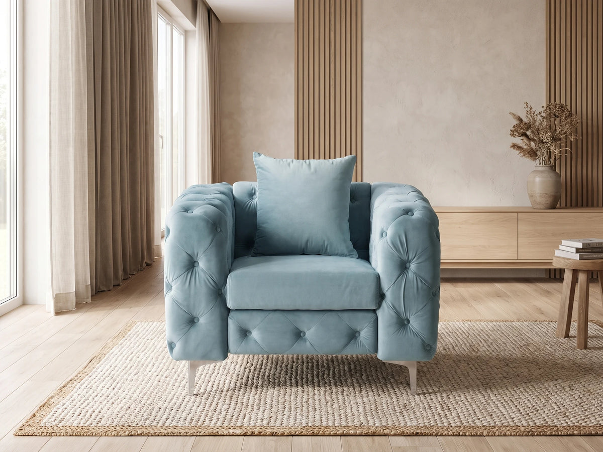 Fauteuil Chesterfield 1 place en velours bleu ciel EDWINA dans un salon japandi moderne aux tons beige et bois clair
