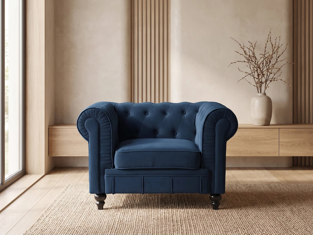 Fauteuil Chesterfield 1 place en velours bleu nuit ALTESSE dans un salon japandi moderne aux tons beige et bois clair