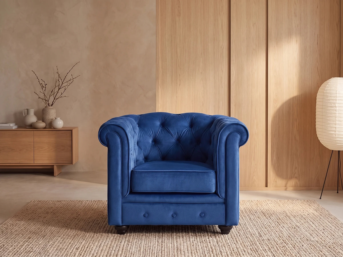 Fauteuil Chesterfield 1 place en velours bleu roi WICKHAM dans un salon japandi moderne aux tons beige et bois clair