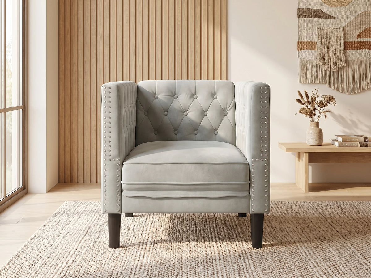 Fauteuil Chesterfield 1 place en velours gris clair CROMWELL dans un salon japandi moderne aux tons beige et bois clair