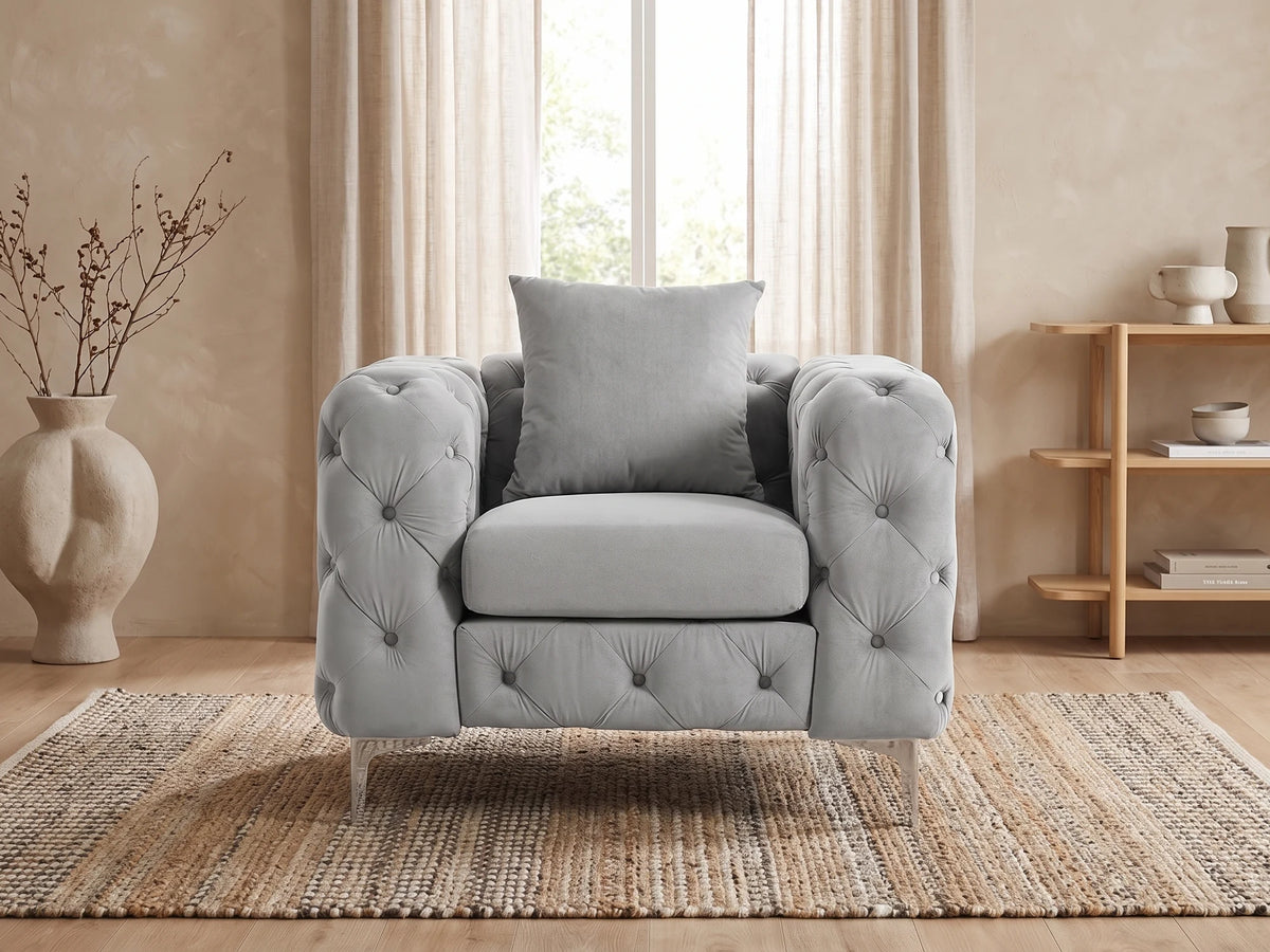Fauteuil Chesterfield 1 place en velours gris clair EDWINA dans un salon japandi moderne aux tons beige et bois clair