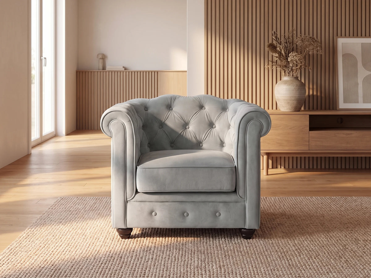 Fauteuil Chesterfield 1 place en velours gris clair ILFORD dans un salon japandi moderne aux tons beige et bois clair