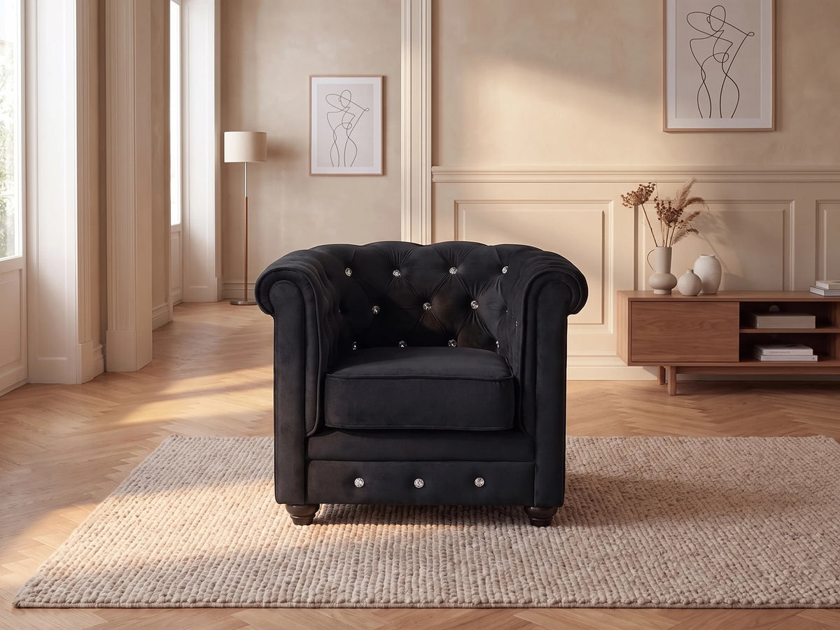 Fauteuil Chesterfield 1 place en velours noir CRYSTAL dans un salon japandi moderne aux tons beige et bois clair