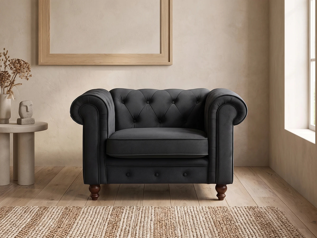 Fauteuil Chesterfield 1 place en velours noir DUKE dans un salon japandi moderne aux tons beige et bois clair