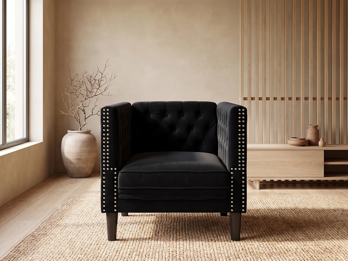 Fauteuil Chesterfield 1 place en velours noir FAIRFAX dans un salon japandi moderne aux tons beige et bois clair