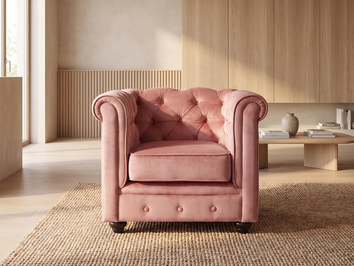 Fauteuil Chesterfield 1 place en velours rose poudré YARROW dans un salon japandi moderne aux tons beige et bois clair