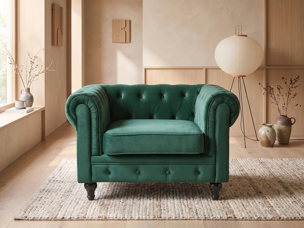 Fauteuil Chesterfield 1 place en velours vert FENTON dans un salon japandi moderne aux tons beige et bois clair