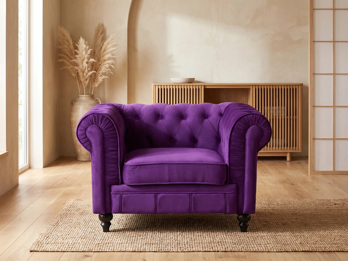 Fauteuil Chesterfield 1 place en velours violet ALTESSE dans un salon japandi moderne aux tons beige et bois clair