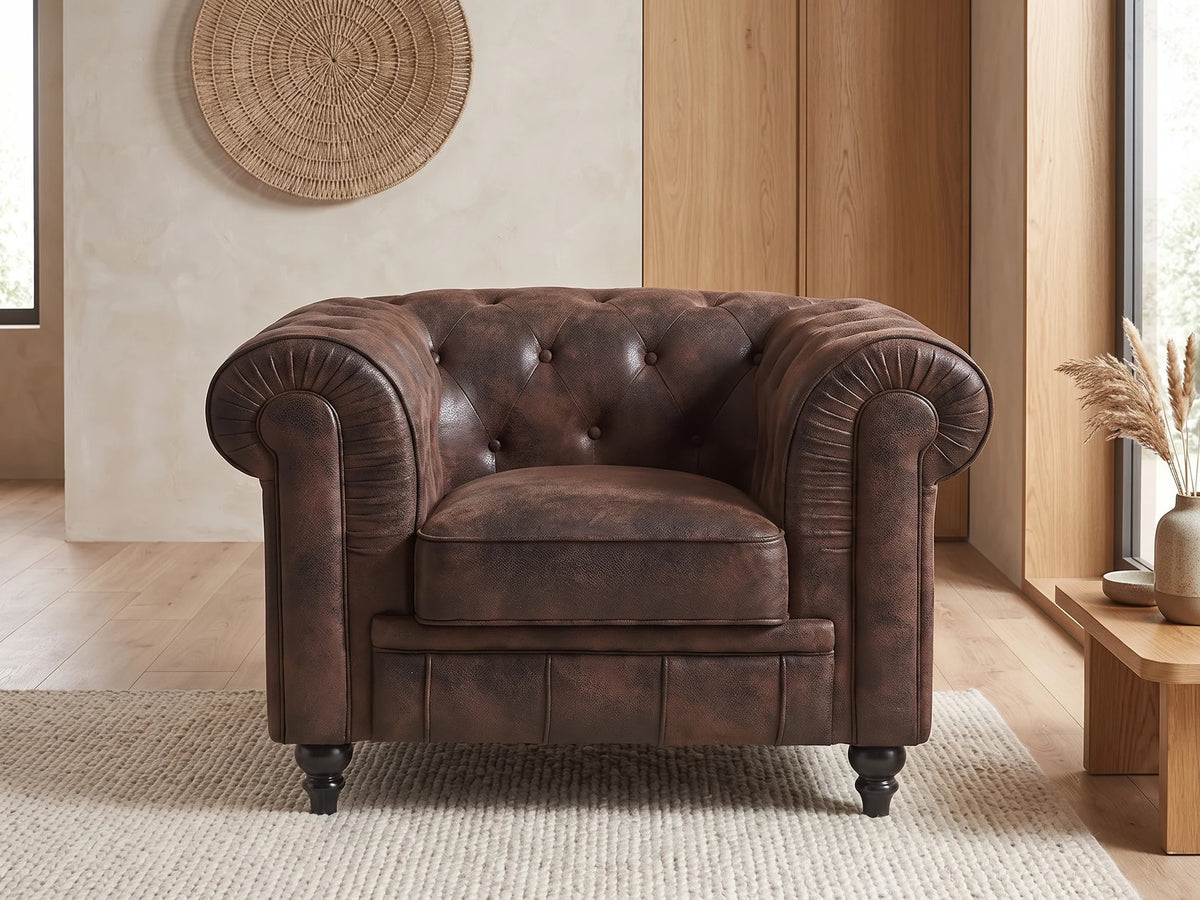 Fauteuil Chesterfield vintage 1 place en microfibre marron NASH dans un salon japandi moderne aux tons beige et bois clair