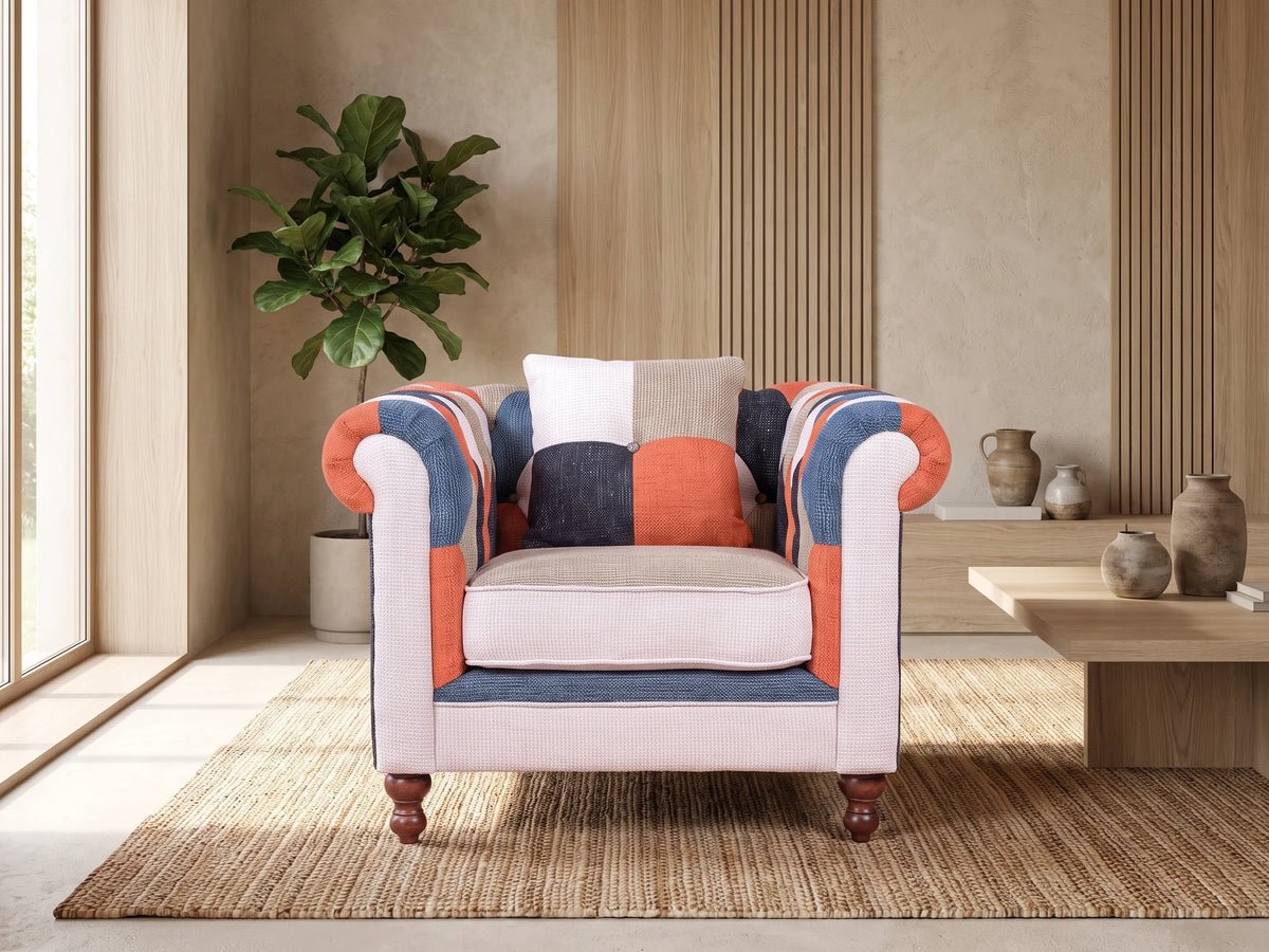 Fauteuil Chesterfield vintage 1 place en tissu multicolore PATCHWORK dans un salon japandi moderne aux tons beige et bois clair