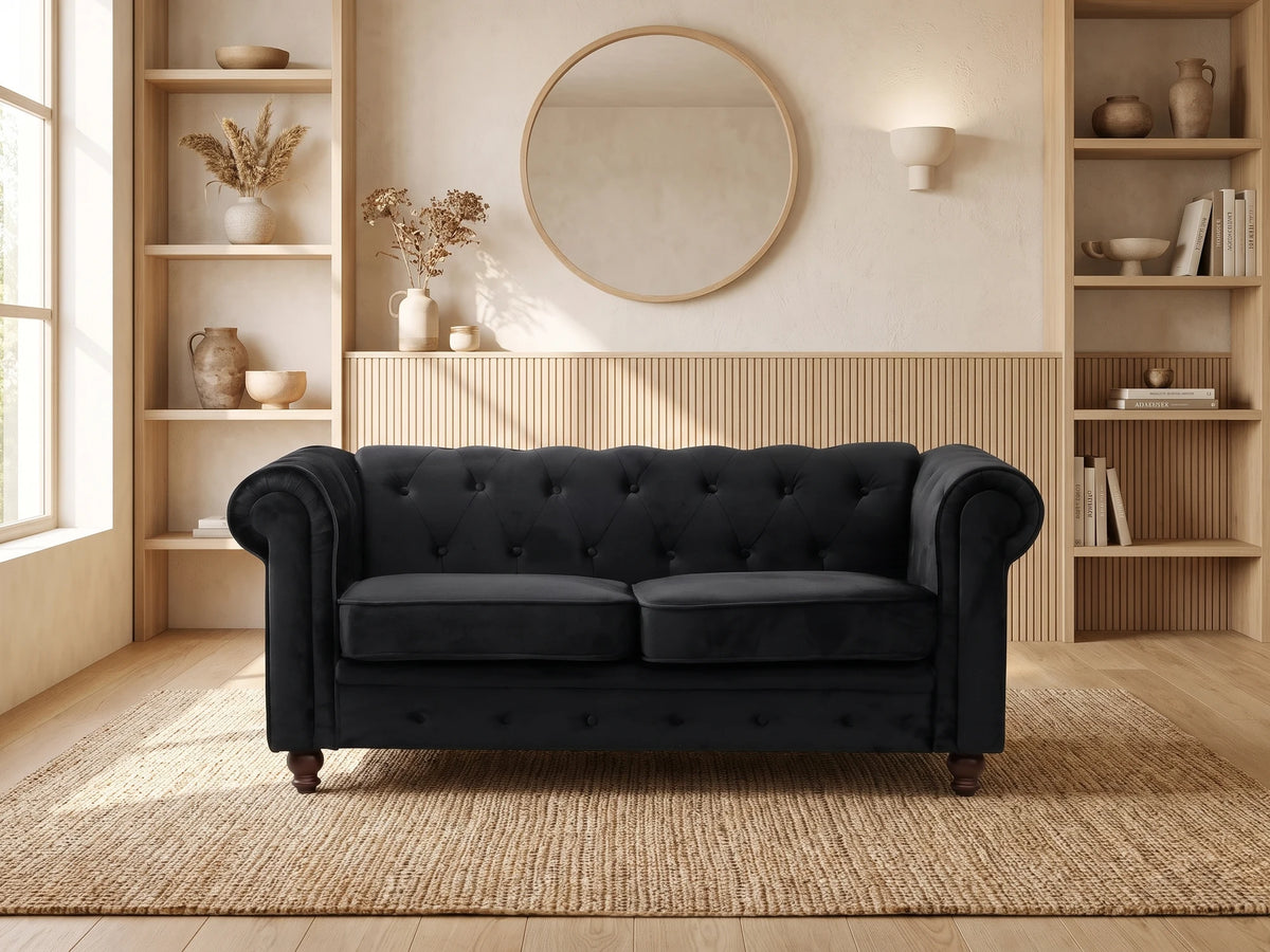 Grand canapé Chesterfield 2 places en velours noir WINDSOR dans un salon japandi moderne aux tons beige et bois clair