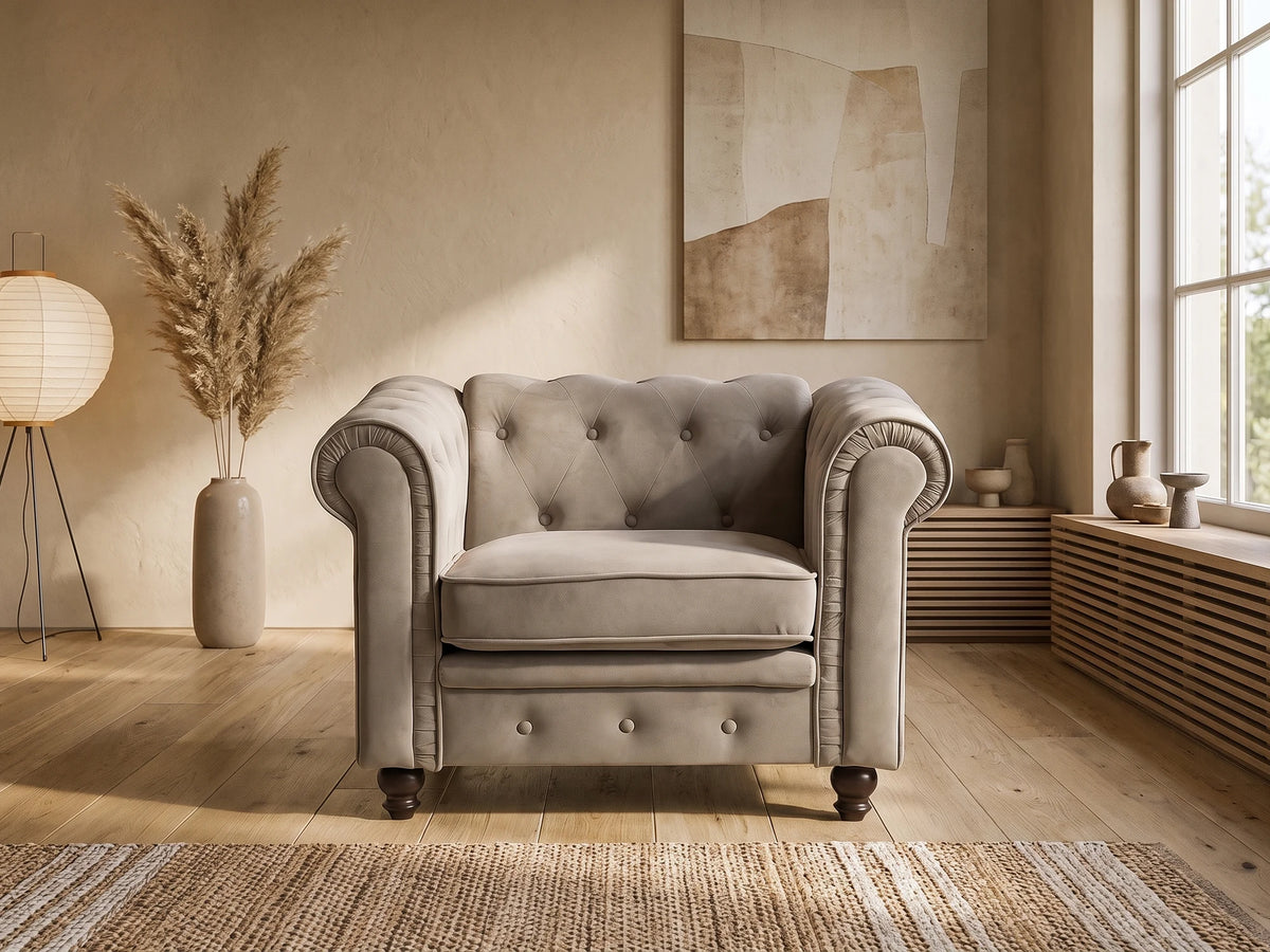 Grand fauteuil Chesterfield 1 place en velours taupe WINDSOR dans un salon japandi moderne aux tons beige et bois clair