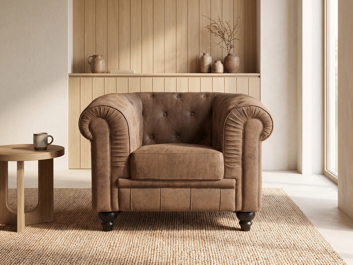 Grand fauteuil Chesterfield vintage 1 place en microfibre marron WINDSOR dans un salon japandi moderne aux tons beige et bois clair