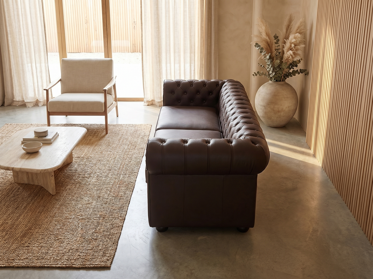 Accoudoirs arrondis du canapé chesterfield LEICESTER en cuir marron