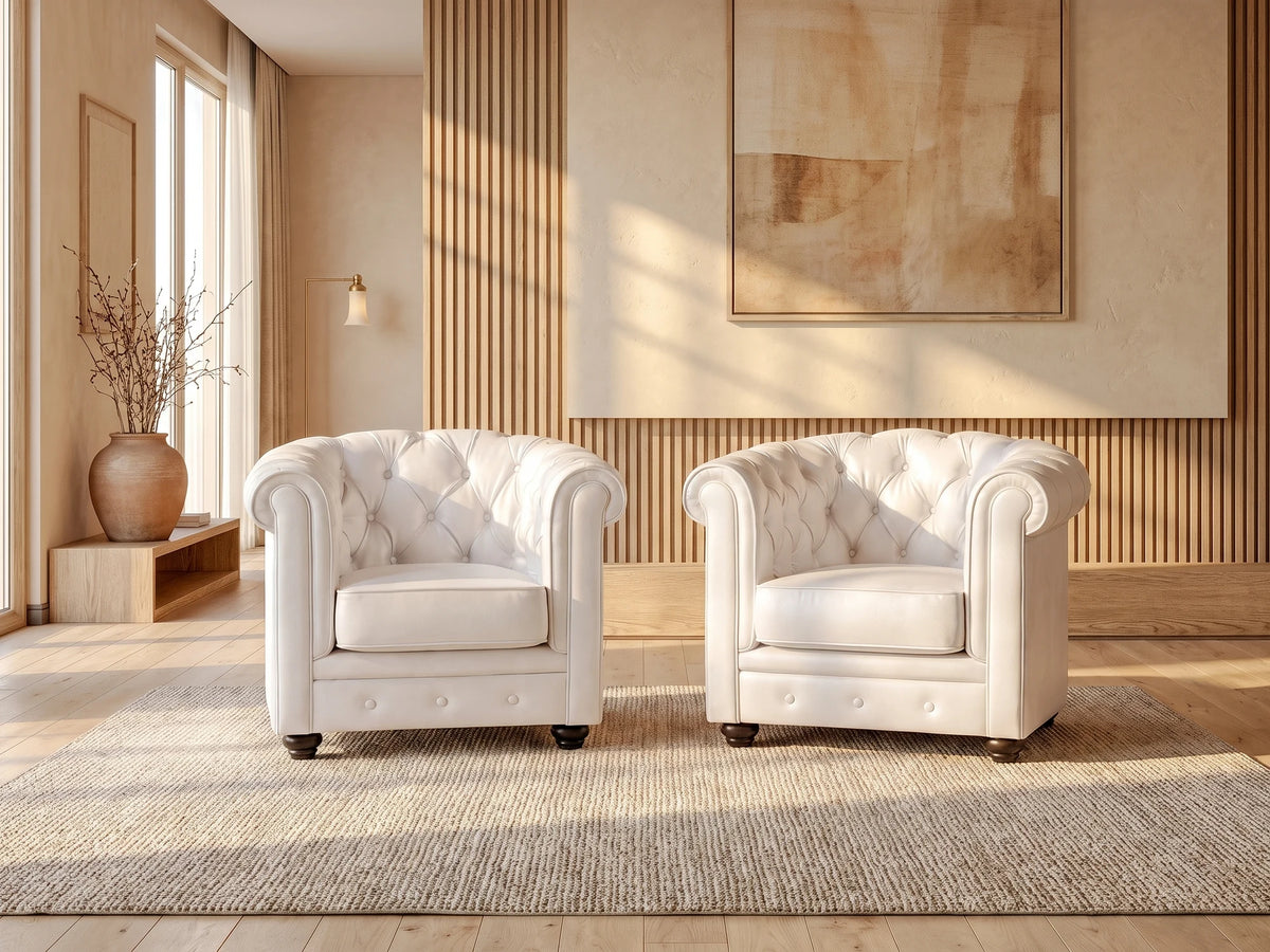 Lot de 2 fauteuils Chesterfield en simili cuir blanc ELLIOT dans un salon japandi moderne aux tons beige et bois clair