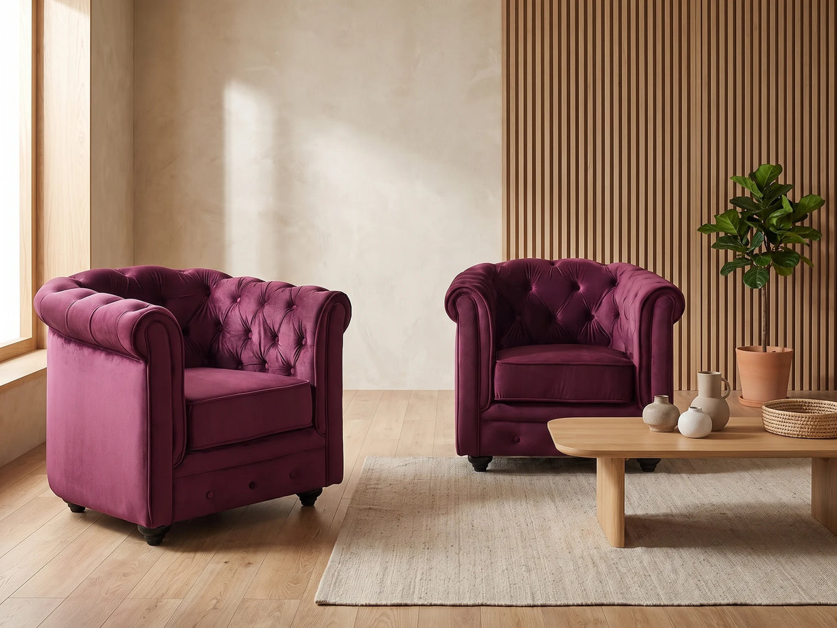 Lot de 2 fauteuils Chesterfield en velours bordeaux MANSFIELD dans un salon japandi moderne aux tons beige et bois clair
