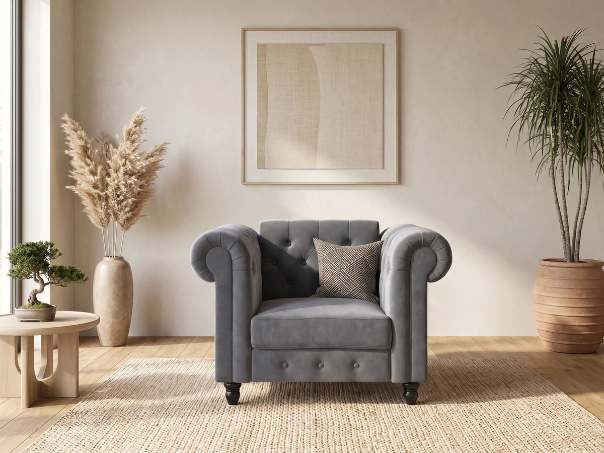 Méridienne Chesterfield en velours gris FELIX dans un salon japandi moderne aux tons beige et bois clair